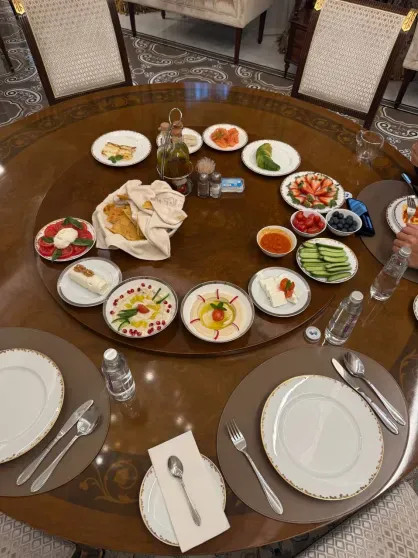 Частный самолёт и спа-отель в пустыне: Виктория и Диана Манасир отметили 60-летие миллиардера Зияда Манасира в Саудовской Аравии