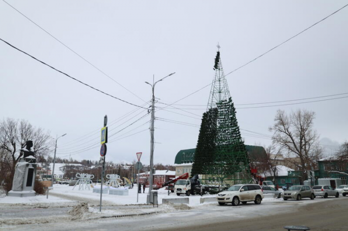 Главная городская елка на площади Свободы в Барнауле обзавелась звездой и "зеленеет". Фото