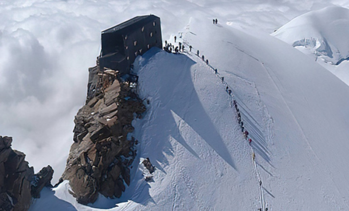 Один из самых отдаленных отелей мира расположен на вершине, на высоте более 4 км