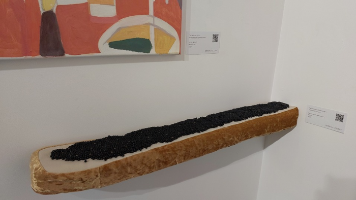 Новогоднее настроение художники упаковали в меховые письма, джинсовые горы, икру из агата