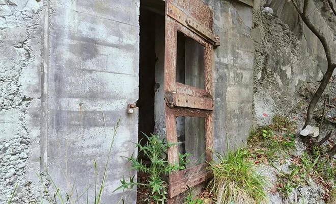 40 лет под замком. Рискнул заглянуть за замурованную дверь в скале и обнаружил заброшенный мир