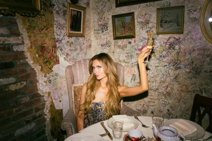 Русская аферистка Анна Делви снялась в кокошнике и на фоне матрёшек