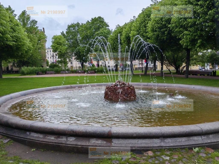Петербуржец семь лет ждал ремонта у Смольного и подождет еще
