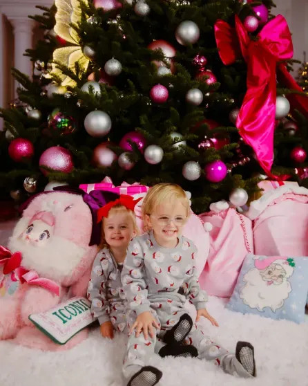 Париж, дети и нарядные ёлки: как Селена Гомес, Виктория Лопырёва, Иванка Трамп, Виктория Манасир и Софья Таюрская отметили католическое Рождество