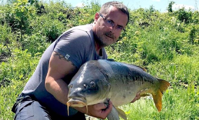 Рыбак в Чехии выудил в озере карпа размером с себя