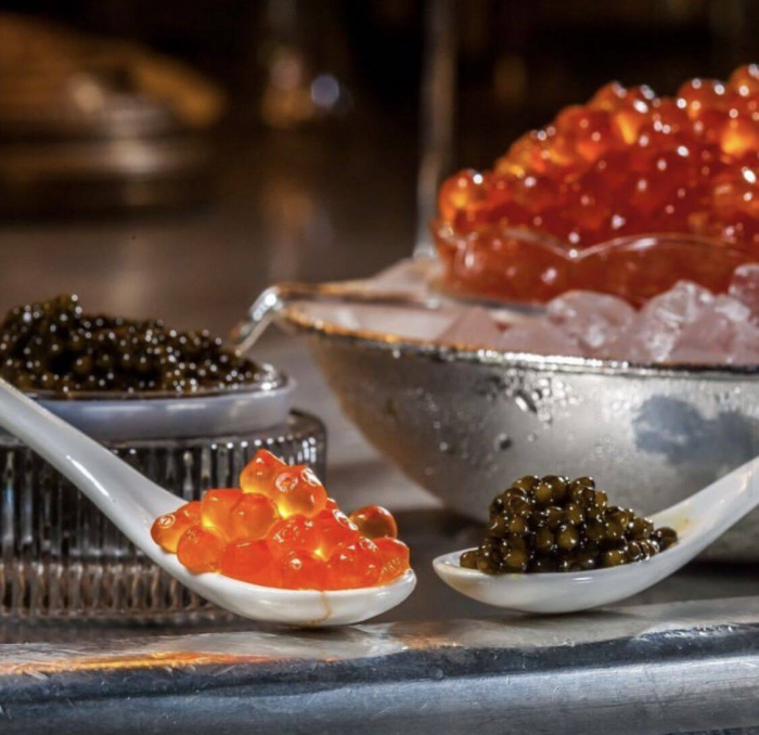 Чёрная и красная икра: в чём разница и почему чёрная дороже
