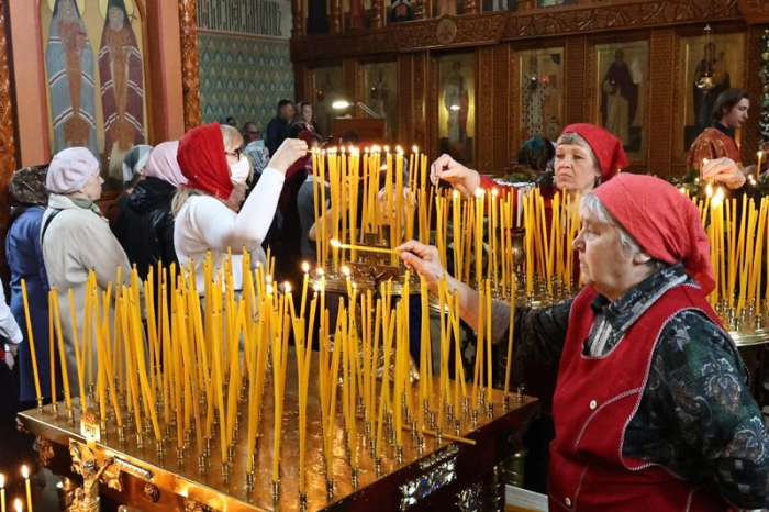 Свечи, молитвы и милостыня: фоторепортаж из храма Иоанна Богослова в день Радоницы