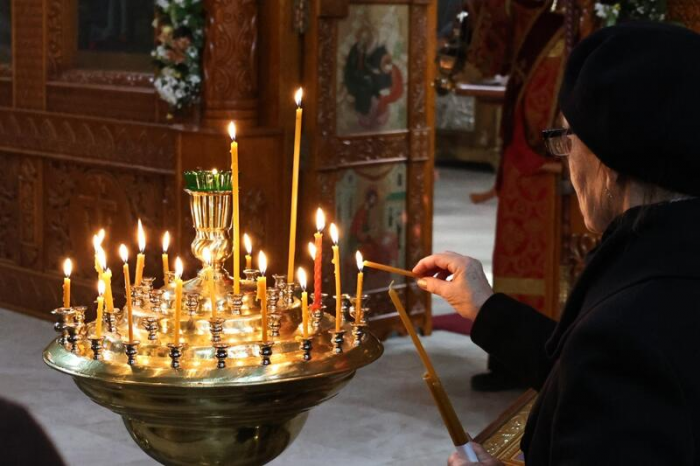 Свечи, молитвы и милостыня: фоторепортаж из храма Иоанна Богослова в день Радоницы