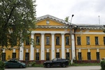 "Может рухнуть". Исторический Горный госпиталь в Барнауле разрушается на глазах
