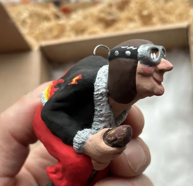 Тренд на уродливость дошел до новогодних игрушек в Петербурге