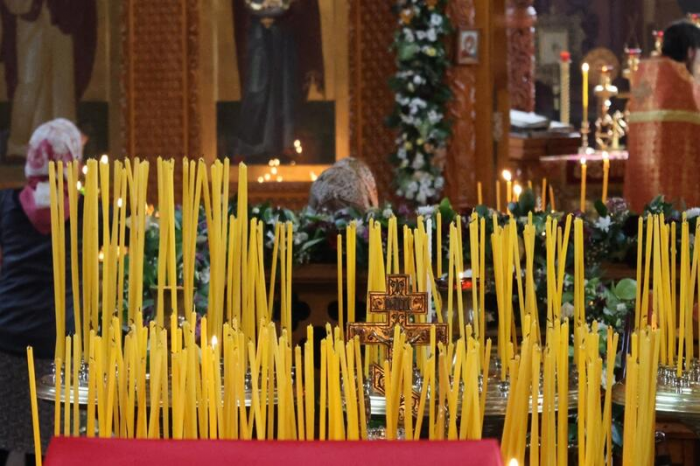 Свечи, молитвы и милостыня: фоторепортаж из храма Иоанна Богослова в день Радоницы