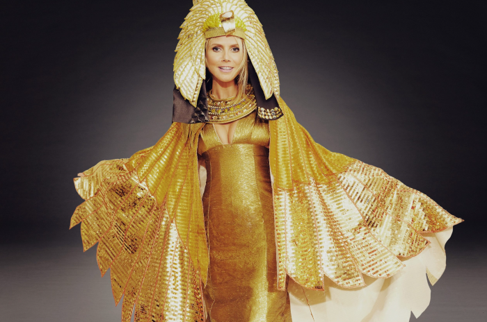 Инопланетянин, зомби, червь и еще 12 самых безумных костюмов королевы Хэллоуина Хайди Клум