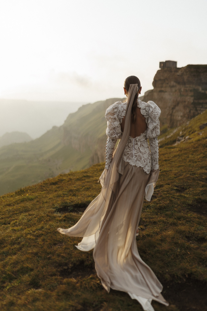 Выездная церемония в горах и платье невесты с отсылками к традициям народа Кавказа - свадьба на плато Бермамыт