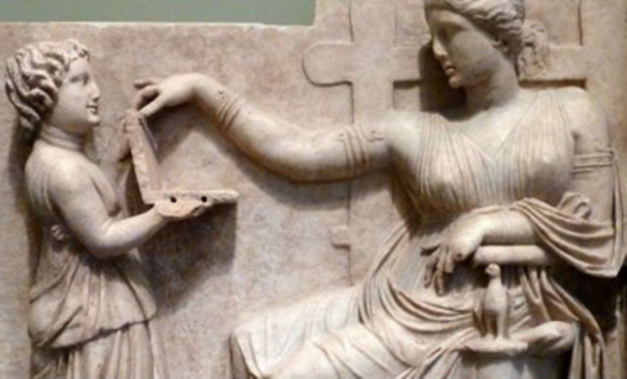 Люди поспорили из-за статуи возрастом 2 тысячи лет: некоторым кажется, что в руке ноутбук