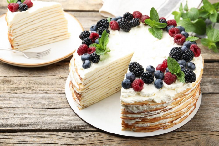 Быстро, просто и эффектно: блинный торт с кремом «Шантильи» и свежими ягодами