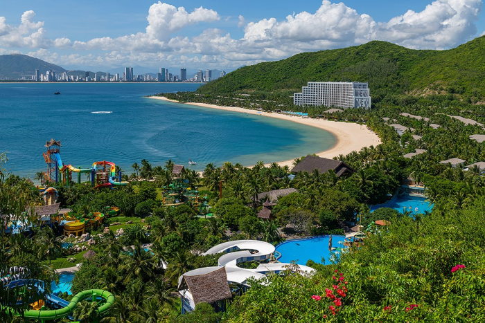 Ближневосточный кризис перекроил маршруты российских туристов: куда теперь безопасно лететь и что будет с ценами