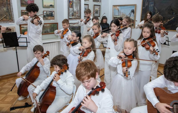 В Краснодаре в галерее «Сантал» открылась необычная выставка: посвящение другу и меценату