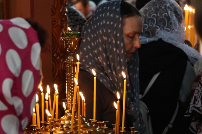 Свечи, молитвы и милостыня: фоторепортаж из храма Иоанна Богослова в день Радоницы