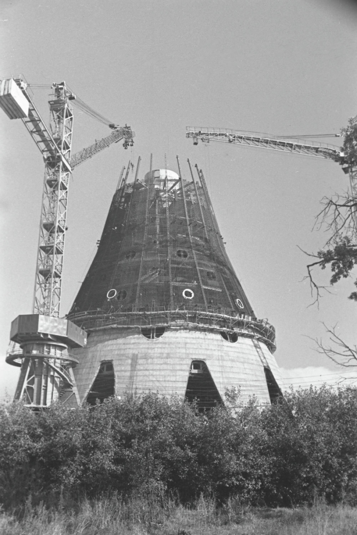 Останкинская башня стоит на фундаменте всего 4,6 метра. Почему она не падает?