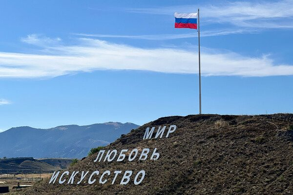 Как Крым переживает это лето. «Что нам война, жизнь — это счастье»