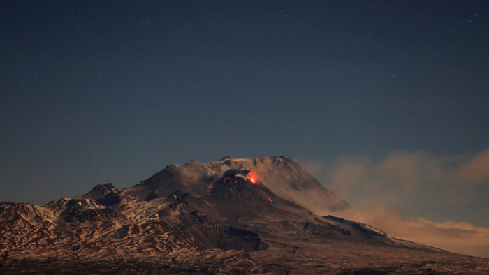 Дышите глубже: вулкан на Гавайях начинает мощное извержение