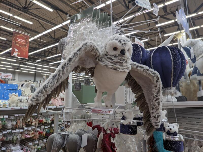 Мохнатые, аппетитные и черные. Какие новогодние игрушки можно найти в магазинах Барнаула
