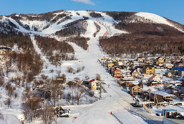 Лучшие горнолыжные курорты России. Где можно покататься на лыжах и сноуборде зимой 2025-2026?