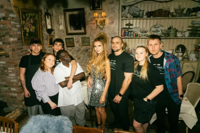 Русская аферистка Анна Делви снялась в кокошнике и на фоне матрёшек