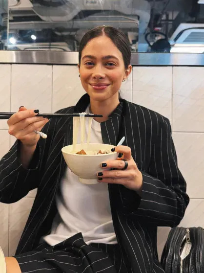 Курс на Восток: Ксения Собчак, Полина Киценко и Аврора Киба проводят время в Китае, а девушка Павла Дурова посетила Токио