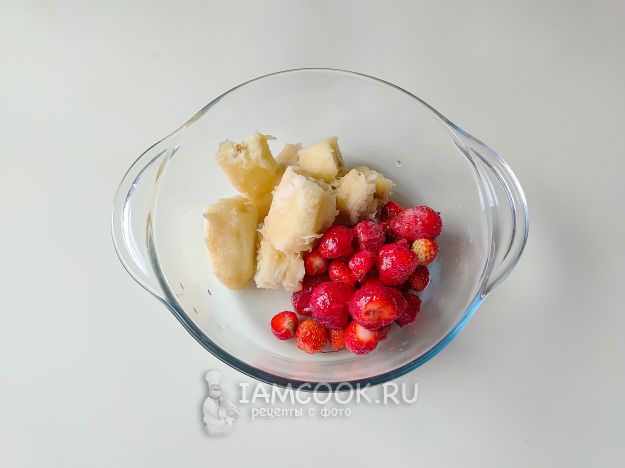 Венские вафли с бананом и клубникой