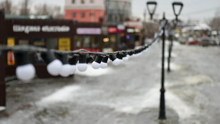 В Барнауле начали устанавливать новогодний городок на Мало-Тобольской