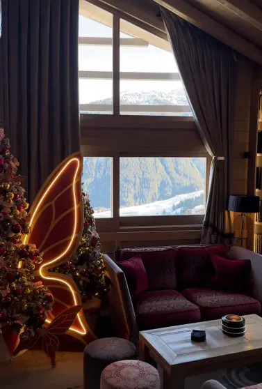 Париж, дети и нарядные ёлки: как Селена Гомес, Виктория Лопырёва, Иванка Трамп, Виктория Манасир и Софья Таюрская отметили католическое Рождество