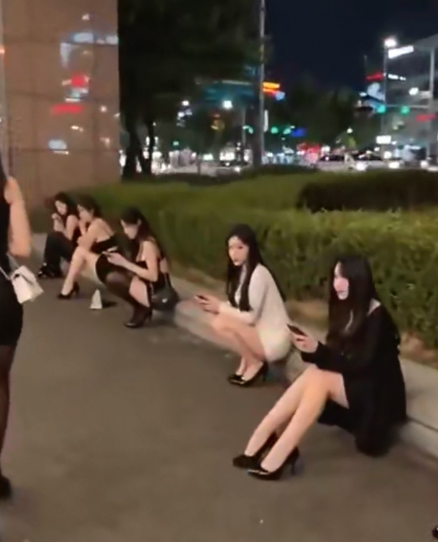 В Гуанчжоу нашли необычную улицу. Турист задался вопросом, что делают все эти девушки?