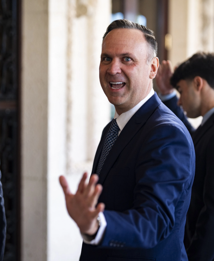 Илон Маск с девушкой и Дональд Трамп с детьми впервые вышли в свет после обнародования файлов Эпштейна