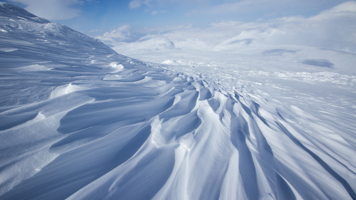 Заструги: как ветер вырезает снежные волны