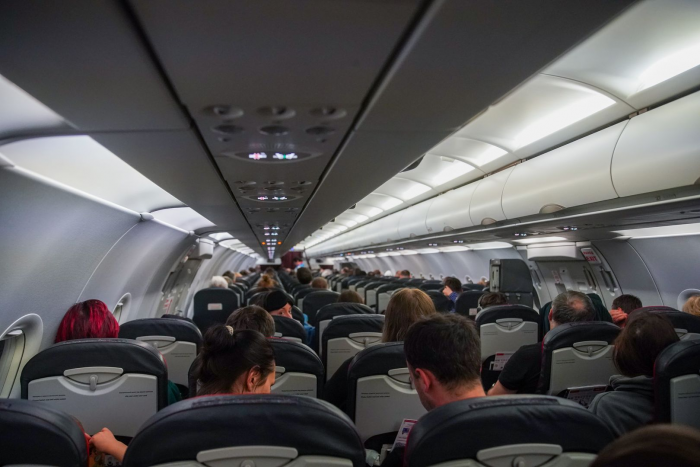 Эксперт рассказал, чем опасны бутылочки детского питания объемом свыше 100 мл в самолете