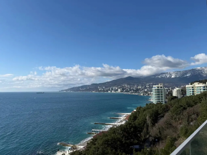 Забудьте про пробки в Сочи и медуз в Анапе: 3 российских побережья, где вода прогревается до +30, а пляжи пустуют