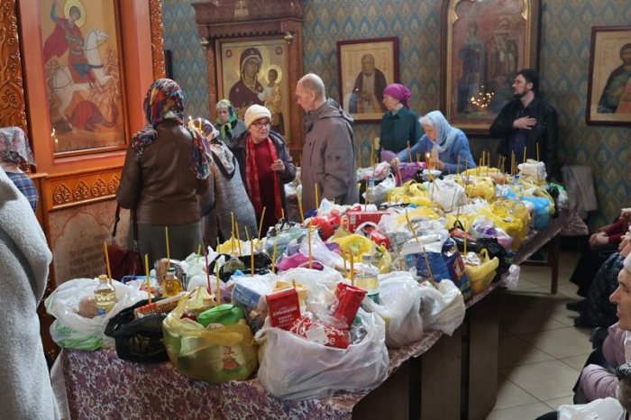 Свечи, молитвы и милостыня: фоторепортаж из храма Иоанна Богослова в день Радоницы