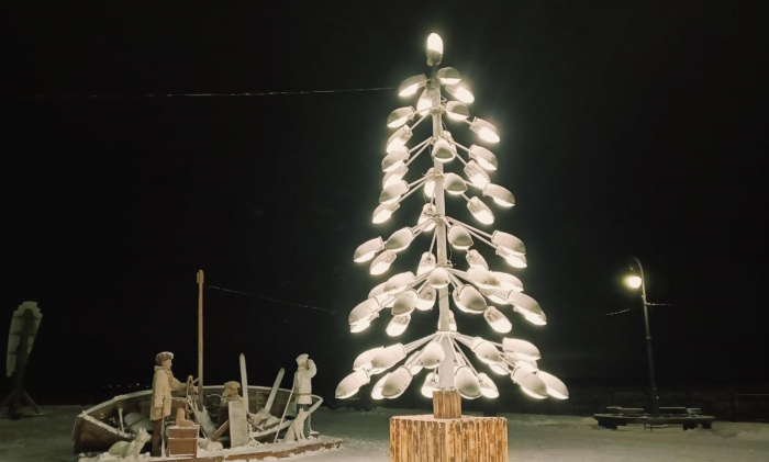 В Архангельске продолжают устанавливать главную городскую ёлку