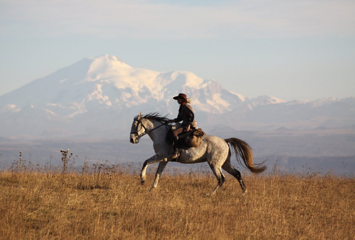 «Закрой глаза и держись за седло» Россиянка преодолела верхом на коне самые труднодоступные маршруты России. Как ей это удалось?