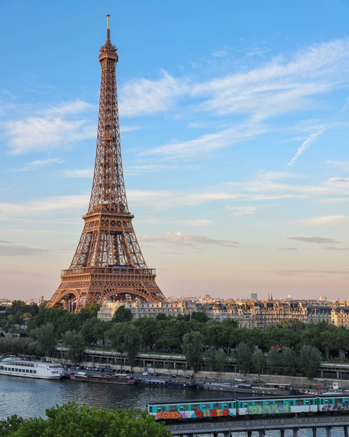 Как часто красят Эйфелеву башню и во сколько это обходится