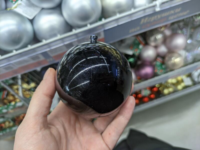 Мохнатые, аппетитные и черные. Какие новогодние игрушки можно найти в магазинах Барнаула