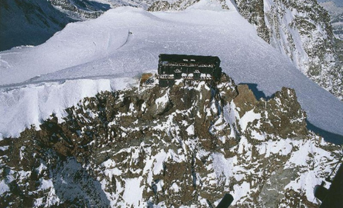 Один из самых отдаленных отелей мира расположен на вершине, на высоте более 4 км