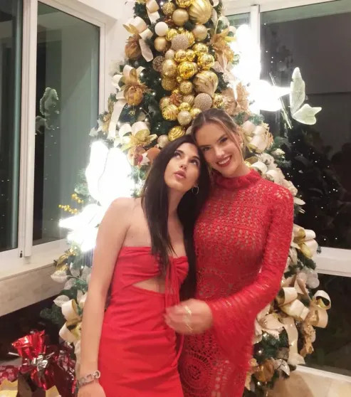 Париж, дети и нарядные ёлки: как Селена Гомес, Виктория Лопырёва, Иванка Трамп, Виктория Манасир и Софья Таюрская отметили католическое Рождество