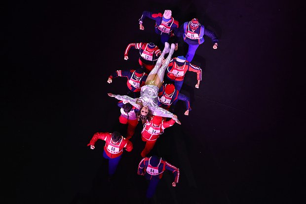 Танцующие кофеварки, декольте Марайи Кэри и путешествие во времени. Самые яркие кадры церемонии открытия зимней Олимпиады-2026