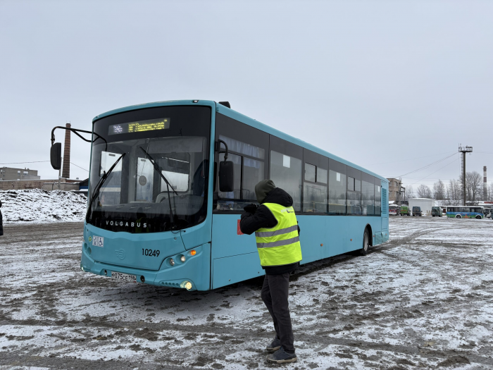 Стало известно, как в Петербурге моют автобусы зимой