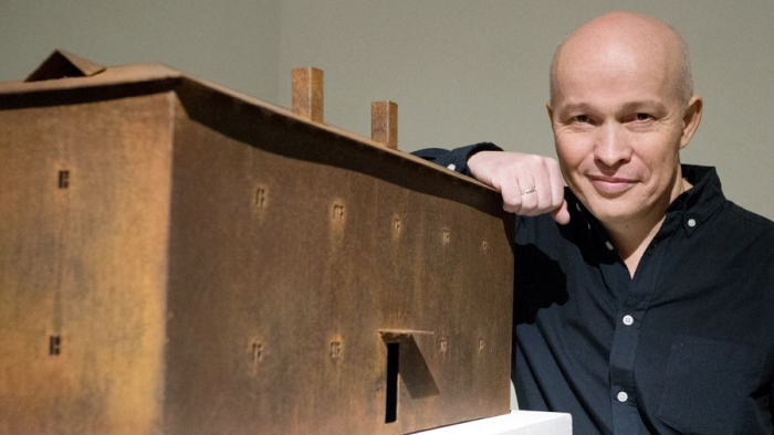 Столбы в валенках, луна боком и ржавые домики: Ринат Волигамси на «Винзаводе»